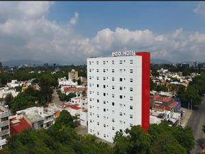 瓜達拉哈拉的住宿－瓜達拉哈拉博覽會生態酒店，白色的建筑,上面有标志