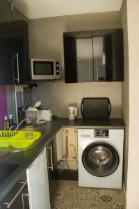 een keuken met een wasmachine bij T1 tout équipé avec balcon & parking ! in Cherbourg en Cotentin