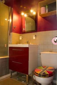 een badkamer met een toilet en een wastafel bij T1 tout équipé avec balcon & parking ! in Cherbourg en Cotentin