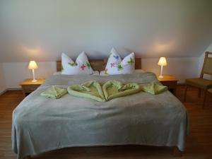 a bedroom with a bed with two towels on it at Ferienhaus-Uckermarkblick in Rosenow