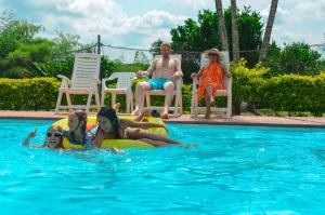 un groupe de personnes dans l'eau d'une piscine dans l'établissement Finca Hotel el Palmar, à Montenegro