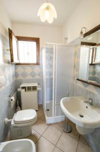y baño con aseo, lavabo y ducha. en A.I.R. Castelsardo Borgo di Mare, en Castelsardo