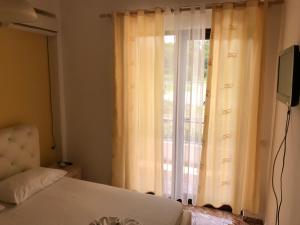 1 dormitorio con 1 cama y una ventana con cortinas en Hotel President, en Golem