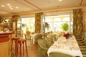 Restavracija oz. druge možnosti za prehrano v nastanitvi Dermuth Hotels – Hotel Dermuth Pörtschach