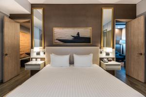 Un pat sau paturi într-o cameră la Crowne Plaza Barranquilla, an IHG Hotel