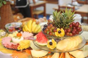 a plate of food with fruit on a table at Hotel Pirá Miúna in Bonito