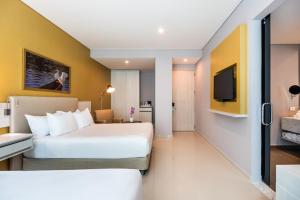 Crowne Plaza Barranquilla, an IHG Hotel tesisinde bir odada yatak veya yataklar