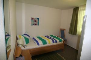 ein kleines Schlafzimmer mit einem Bett in einem Zimmer in der Unterkunft Haus Monika in Todtmoos