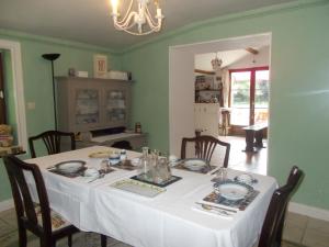 un comedor con una mesa blanca con sillas en Chez Clemley en Lezay