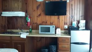 Kuchyň nebo kuchyňský kout v ubytování Tide Winds Motel