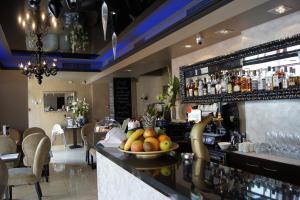 a bar with a bowl of fruit on a counter at Arte in Brzeg