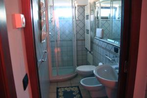 a bathroom with a shower and a sink and a toilet at B&B La Piccola Oasi in Lazzaro