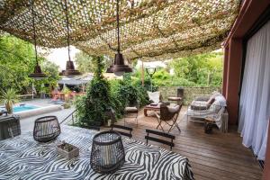 un patio con mesa, sillas y luces en Bed and Breakfast Shandita, en Mérignac