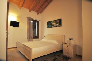 a bedroom with a white bed and a window at La Rotonda Relais in Badoere