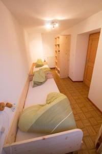 Cette chambre comprend 3 lits. dans l'établissement Wegscheiderhof, à Dobbiaco
