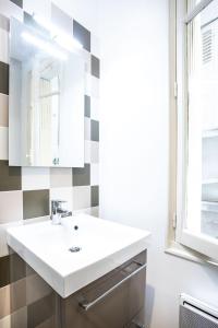 トゥールーズにあるAppartement 3 - tout équipé - Carmes, Toulouseのバスルーム(白い洗面台、窓付)