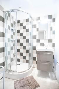 uma casa de banho com um chuveiro e um lavatório. em Appartement 3 - tout équipé - Carmes, Toulouse em Toulouse
