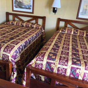 Postel nebo postele na pokoji v ubytování Country Host Inn