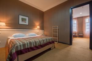 מיטה או מיטות בחדר ב-Kopala Rikhe Hotel
