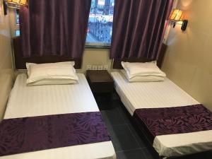 - 2 lits dans une chambre avec fenêtre dans l'établissement Kowloon YOUTH Village Tsim Sha Tsui 九龙青年公寓, à Hong Kong