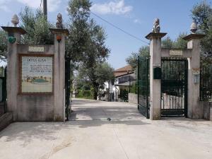 brama z znakiem przed płotem w obiekcie Domus Elisa w mieście San Cipriano Picentino
