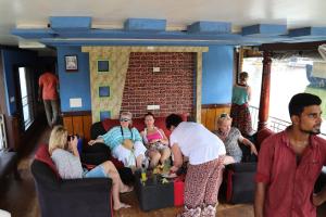 馬拉利庫蘭的住宿－Marari houseboat VACCINATED STAFF，一群人坐在客厅里