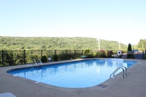 a large blue swimming pool in a yard at Berkshire Travel Lodge in Canaan