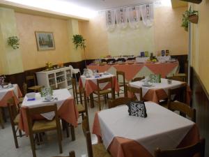Restaurace v ubytování Hotel Centrale di Paolo e Cinzia + 36 fotografií