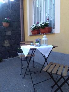 a table with a tea kettle on it next to a bench at Ai tre archi di Tagliaborse in Mascali +20 photos