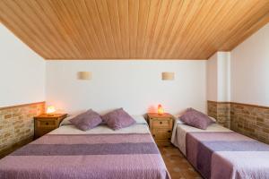 A bed or beds in a room at El Castillo de Celia