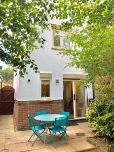 Una mesa y sillas frente a una casa en Broadgate House, en Norwich
