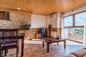 A kitchen or kitchenette at El Castillo de Celia