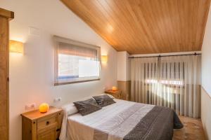A bed or beds in a room at El Castillo de Celia