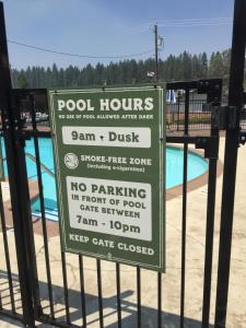 un cartel en la puerta de una piscina en Holiday Lodge, en Grass Valley