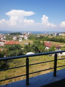 a view of the ocean from a balcony at جوهرة جينارجيك in Çınarcık