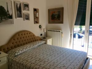 - une chambre avec un lit et une fenêtre dans l'établissement Casa Bonelli, à Sestri Levante