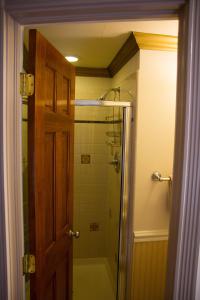 baño con ducha y puerta de cristal en Frisco Lodge en Frisco