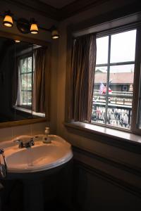 baño con lavabo y ventana con vistas. en Frisco Lodge en Frisco