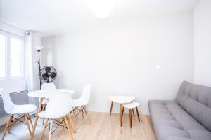 - un salon avec un canapé, une table et des chaises dans l'établissement Appartement 8 - tout équipé - Carmes, Toulouse, à Toulouse