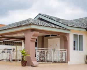 una pequeña casa con puerta y porche en DanRitzcer Suites, en Accra