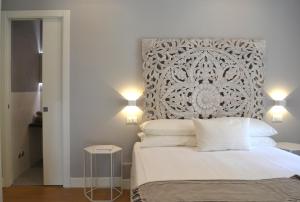a bedroom with a large white bed with two lamps at A Casa Mia in Levanto
