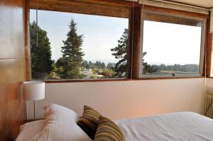 a bedroom with a bed and a large window at Hotel Green en Marbella in Maitencillo