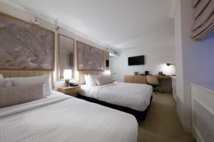 Una cama o camas en una habitación de Warwick Allerton Chicago