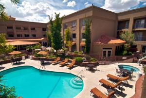 uma imagem de uma piscina num hotel em Radisson Hotel El Paso Airport em El Paso