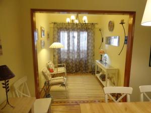a living room with a chair and a table at Oceanos in Costa da Caparica