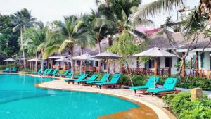 Der Swimmingpool an oder in der Nähe von Bann Pantai Resort
