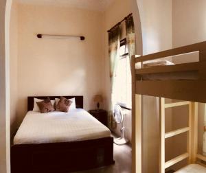 Postel nebo postele na pokoji v ubytování Nam Long Hotel