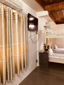 Postel nebo postele na pokoji v ubytování Nam Long Hotel
