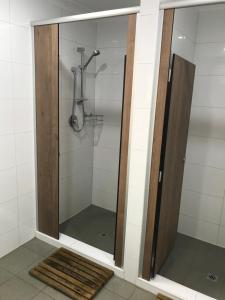 La salle de bains est pourvue d'une douche avec une porte en verre. dans l'établissement Hay Street Traveller's Inn, à Perth