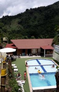 un grupo de personas nadando en una piscina en Hotel Boutique Villa María, en Vergara